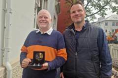 Mynd-af-Harald-Bjornsson-og-Hordur-Jonasson-med-vidurkenninguna-fra-FIDE